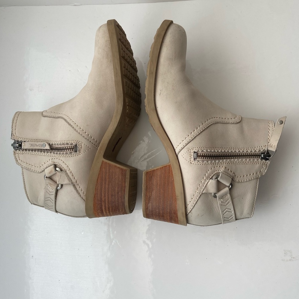 Teva Foxy Nubuck Heeled Ankle Boot in Light Taupe Size 7.5